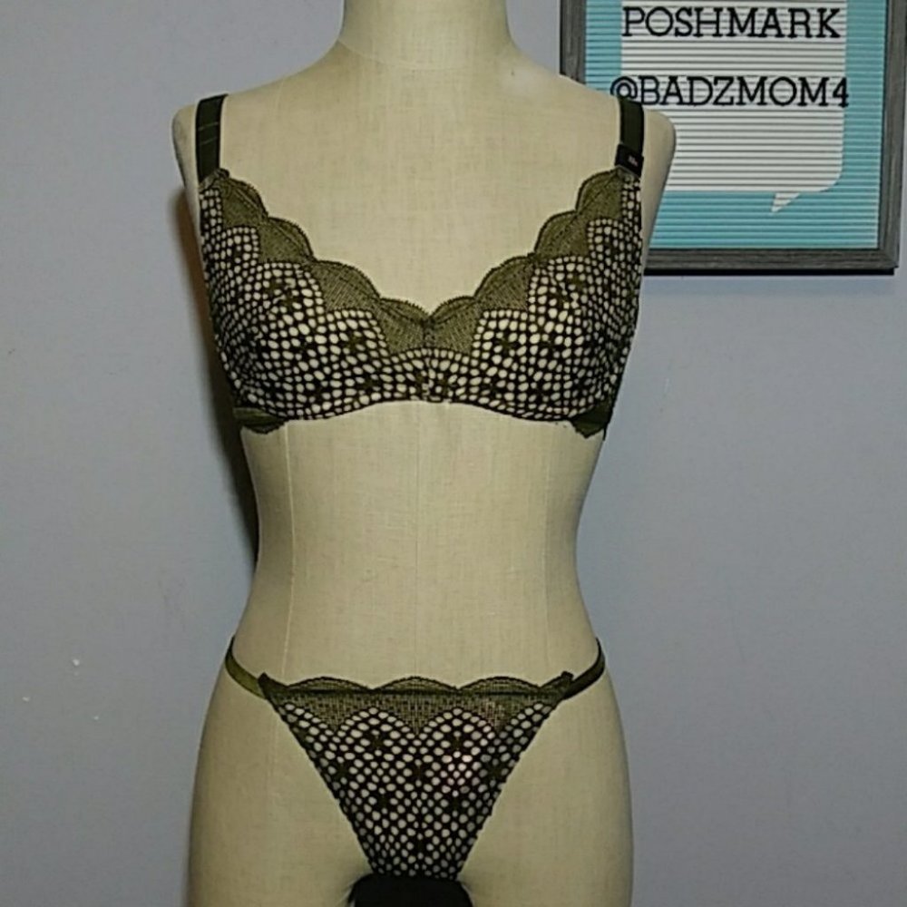 VS Very Sexy bra and thong set 32C/small